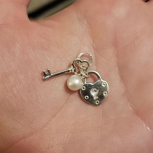 Vantel pearls charm